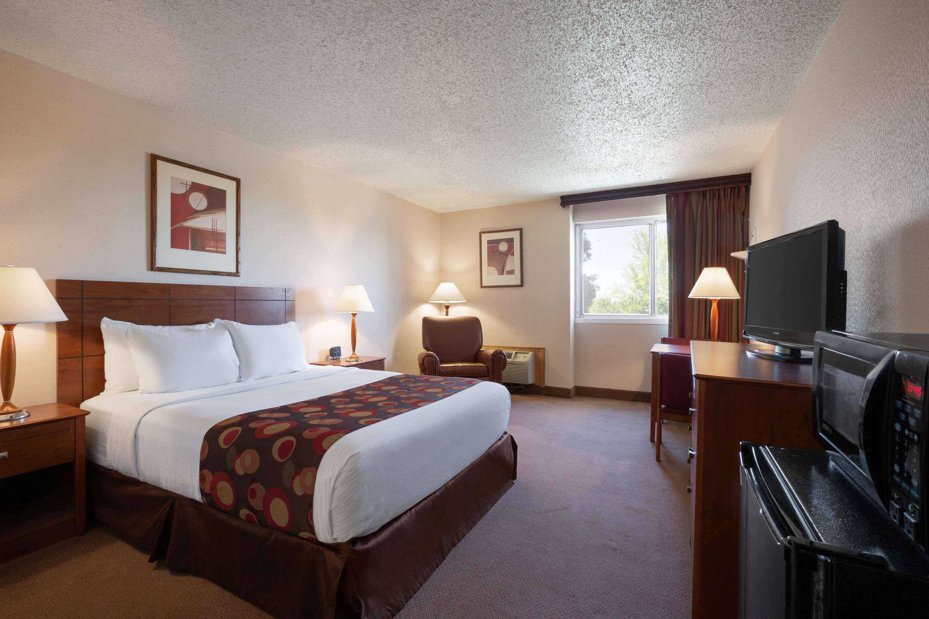 Ramada By Wyndham Bismarck Hotel Eksteriør billede