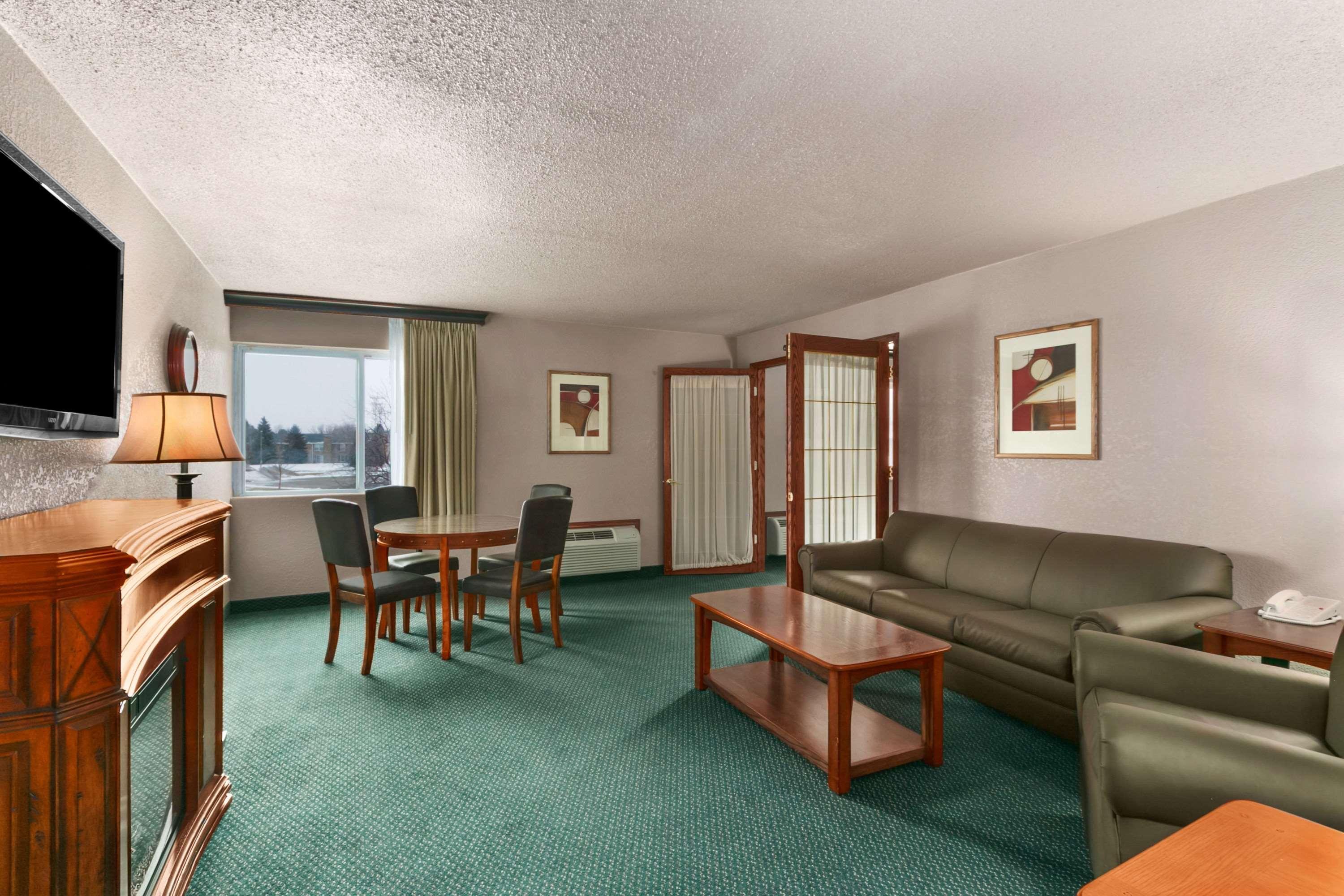Ramada By Wyndham Bismarck Hotel Eksteriør billede
