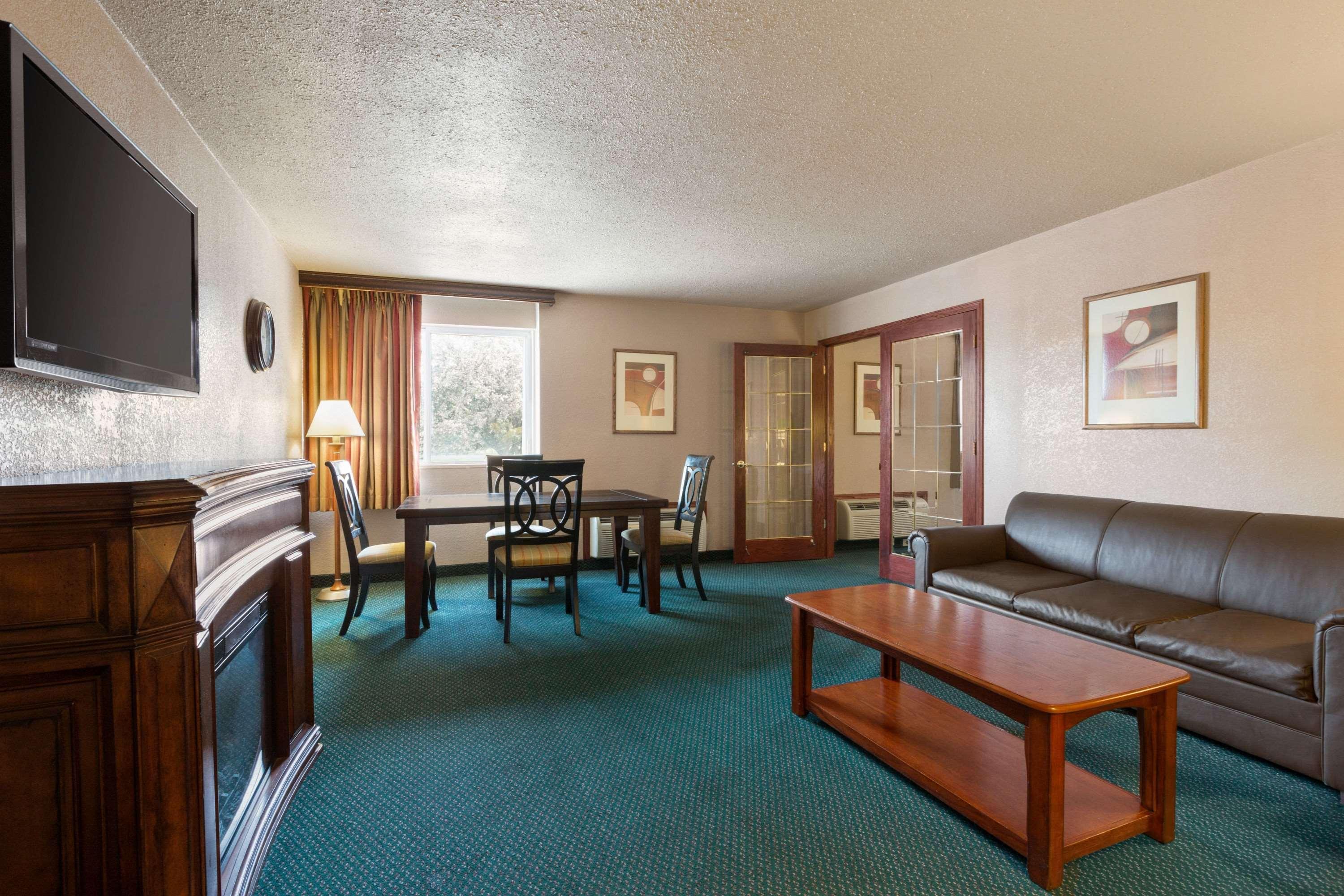 Ramada By Wyndham Bismarck Hotel Eksteriør billede